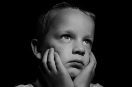 Enfant qui reste bloqué sur des mots simples